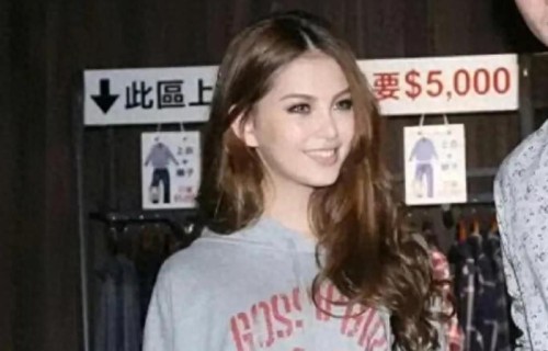 昆凌旧照疯传!高糊画质藏不住原生态美貌,终于懂周杰伦的偏爱了