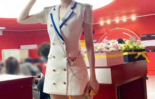 陈小芸盘发配白色西装款时装裙，妈耶这也太显迷人好气质了吧