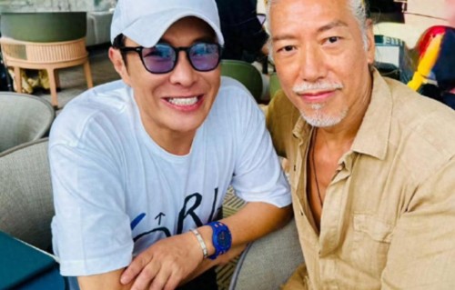 63岁张耀扬被曝已低调结婚，携妻子岳母与友人聚会，妻子温柔美丽