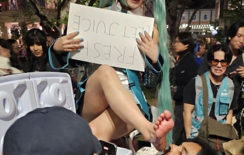 人类完蛋了喵！美国漫展Coser兜售脚汁