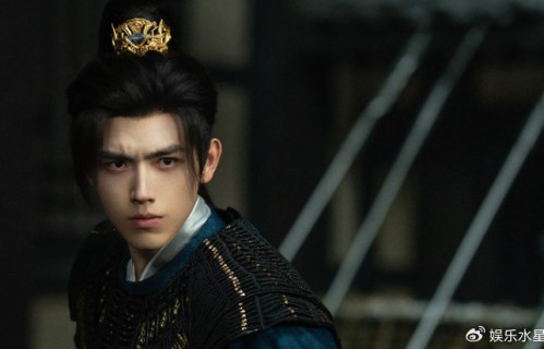 迪丽热巴、陈飞宇主演，《白日提灯》热度登顶