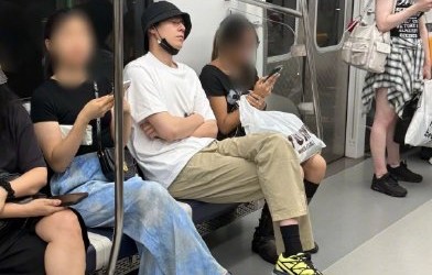 胡一天首尔地铁被偶遇，素颜打盹松弛感拉满