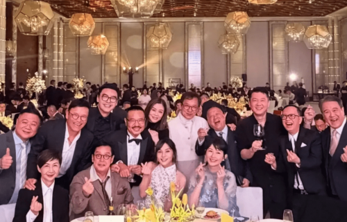 半个港圈都到了！豪门婚宴堪比颁奖礼，成龙谭咏麟曾志伟等齐聚现场