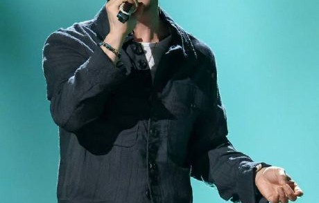 作为《中国好声音》导师，杨坤此次《歌手》淘汰是否影响其音乐生涯？