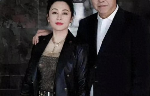 大陆第一美人素颜引热议：58岁陈红发福显老态，手却嫩得像少女！
