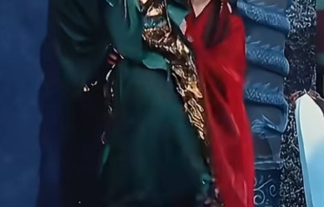 张真源扛起彭昱畅时展现体能，是否经过健身训练？