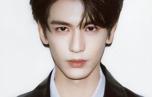 被嘲“粉底液将军”后，张凌赫新剧造型被官方点评，揭露行业现状 