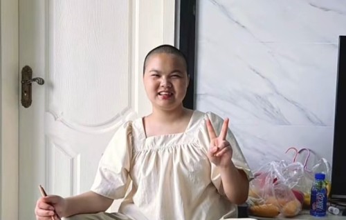 地铁吐血女孩已经办理离院手续，医院也劝不住原因很扎心  