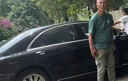 72岁刘德凯定居云南！满头白发，穿T恤拖鞋修车，小16岁女友相伴