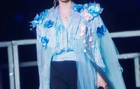 贺峻霖演唱《词不达意》落泪现场细节有哪些？