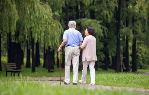 人到晚年才明白，养老钱握得再紧，也得给子女留两条路，这是远见