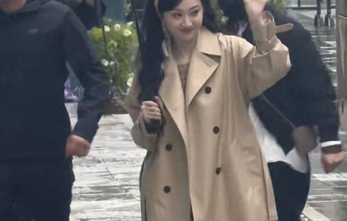 景甜长款风衣配细高跟现身上海南京路，明媚大气，美成一道风景线