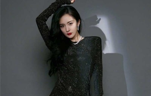 “黑红”鼻祖杨幂:在争议里杀出一条血路,活成自己的女王!