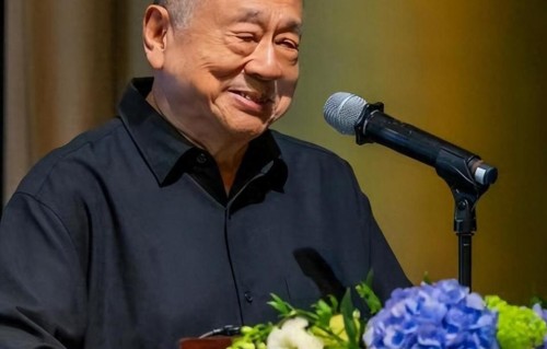 原来施南生还有亲哥，与徐克同坐家属席位，常年定居海外生活成谜