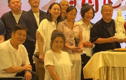 曾志伟73岁大寿！摆60桌筹300万，儿女同台祝寿，曾宝仪素颜疲惫