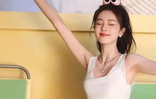 白鹿扎青春高马尾，身穿白色背心连衣裙瞬间好似回到了18岁