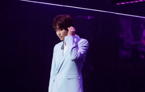 徐良演唱会伴手礼是校服网友：爷青回