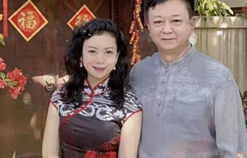 朱军夫妻福建出游被偶遇56岁谭梅头上裹着头巾，美得像30岁