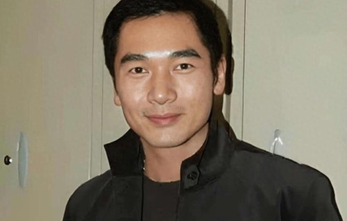 63岁方中信近况曝光！娶港姐冠军莫可欣生一女，如今婚姻生活幸福 