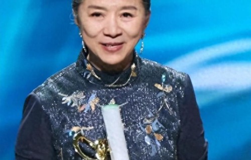 原来他是迟蓬的丈夫，是我们熟悉的资深大导演，公公是电影明星