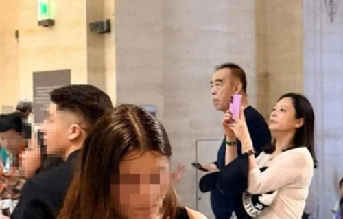 巴黎偶遇陈凯歌夫妇，陈红双手保养的真好，但看脸能看出实际年纪