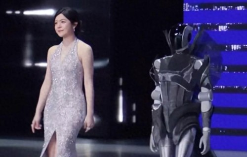 陈妍希亮相红人之夜！膀大腰圆发型贴头皮，圆润身材却不掩美态 