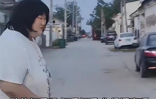 村民偶遇朱雪梅去婆家吃饭，穿拖鞋怕丢脸，老公把她甩身后很冷漠