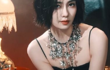《开到荼蘼》中白鹿的短发造型对应角色什么阶段？