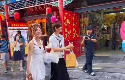 陈妍希和高卿尘天津被偶遇，没了滤镜，她的腰身藏不住真实