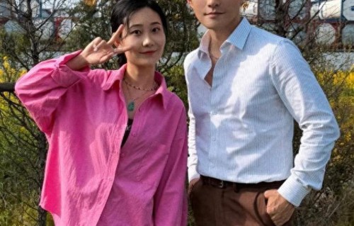 严屹宽在安徽拍摄广告被偶遇，他真人太帅了，真的很有男人味
