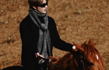 时代少年团成员刘耀文在舞台和私下有哪些反差萌的表现？|兄弟情谊|队友|童年|气场|镜头