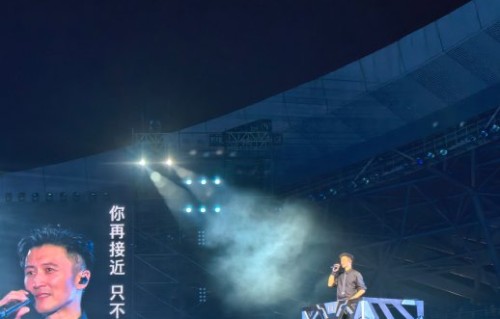 谢霆锋暴雨拒伞全开麦，含泪致敬亡父
