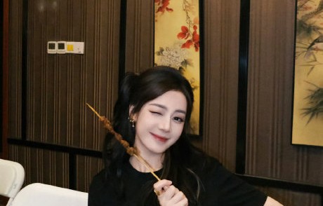 迪丽热巴吃烤串表情包的具体场景是哪里？