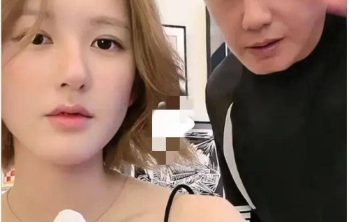 赵露思直播！爸爸首次露面，黄毛很抢眼，打招呼遭女儿无吐槽。_经历_一面_显得|小吊带|女主播|时尚|鹦鹉|江西省