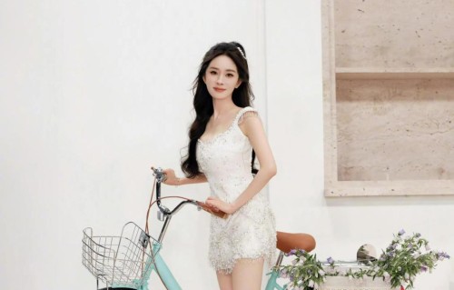 杨幂抵达义乌进组，她穿白色蕾丝长裙很美，她戴粉色棒球帽很青春