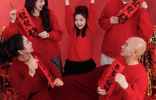 董璇带女儿现身眼科医院，9岁酒窝穿校服扎马尾，看着很安静