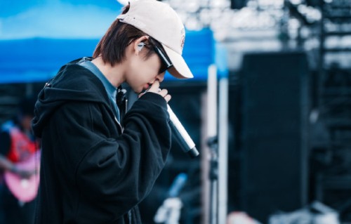 小鬼音乐节现场燃炸又呆萌！红发蒙面造型+反差互动引爆全网|王琳凯|舞台|青岛|少年|粉丝