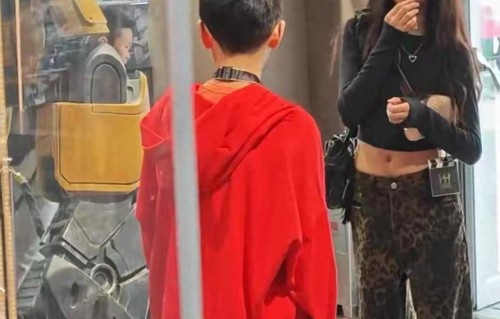 孙莉带子女逛环球影城，12岁黄少艾太像黄磊，辣妹风打扮星范十足