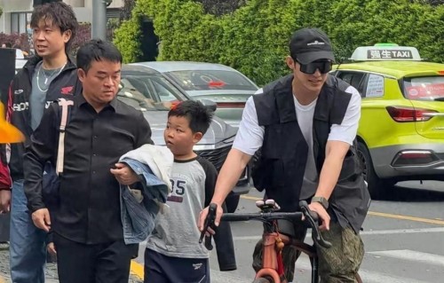 33岁黄景瑜上海骑车逛街超有型！俊朗五官+健硕身材，青春感拉满