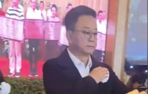 62岁朱军现身陈丽华葬礼：曾立巅峰，也陷幽谷，观众还记得他