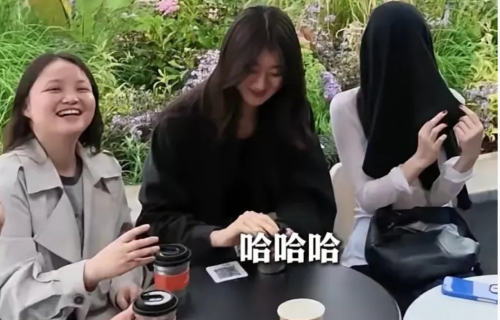 李亚鹏云南咖啡店开业！84岁母亲女儿李嫣现身，助养18年的“女儿”也来了
