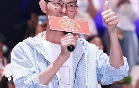 《欢迎来龙餐馆》和《给阿嬷的情书》在主题上有哪些呼应？