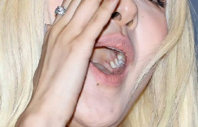 Jennie捂鼻子被工作人员吹气后是什么反应？