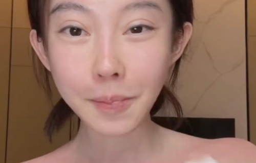 冯提莫直播被问腋毛：想起来就刮一下，反问凭什么男的不用管？