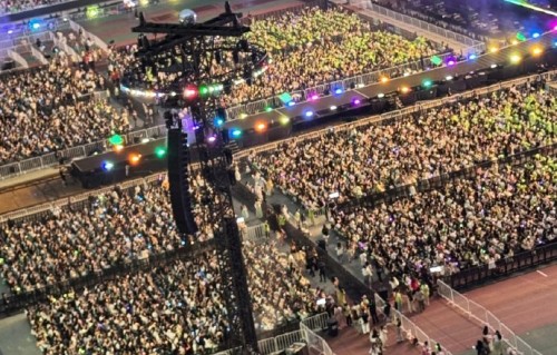 王源在演唱会上发送的冷笑话短信内容是什么？|粉丝|鸭血|巡演|粉丝汤|手机