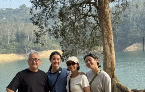 毛舜筠父亲节晒全家福，80岁丈夫白发显慈祥，长女携夫回香港庆祝
