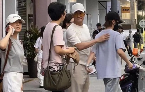 吴京马来西亚度假被偶遇，身形依旧硬朗，没想到私下如此疼谢楠