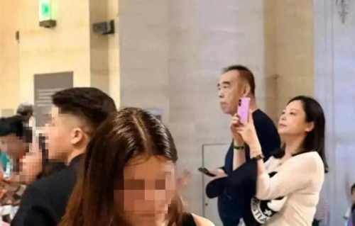 网友在巴黎一家博物馆偶遇到陈凯歌陈红夫妇，陈红双手保养的真好