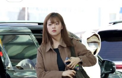 JYP娱乐官方对TWICE续约协商的最新进展和态度是什么？