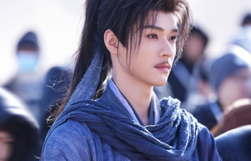 龚俊《凤舞九天》开机照曝光！武侠造型太复古，女配个个美出圈！